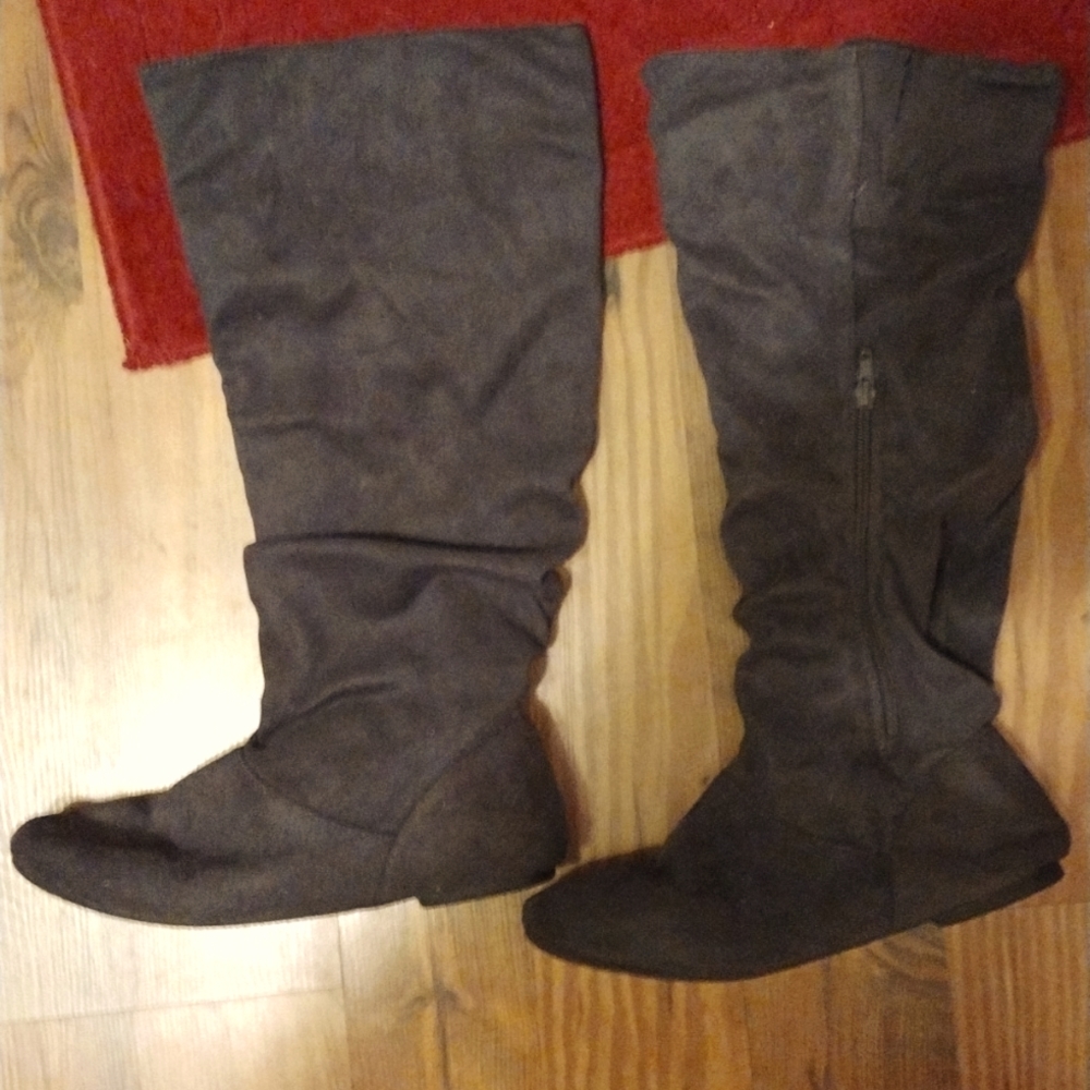 Women's dark gray suade boots
